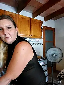 BecciDeluxe online show from 09.12.25