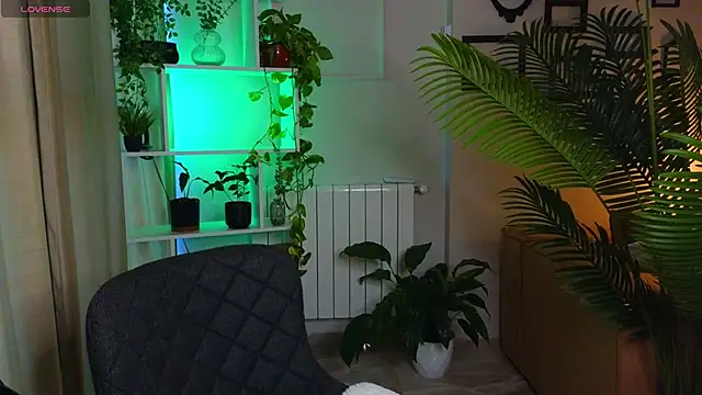 Snapshot of Lina-hill chatting on 11.05.25 Lina-hill online show from 11.05.25