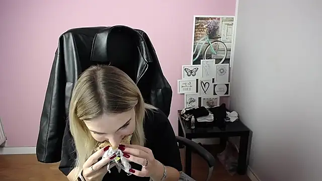 Snapshot of viktoria_lovely chatting on 10.22.25 viktoria lovely online show from 10.22.25