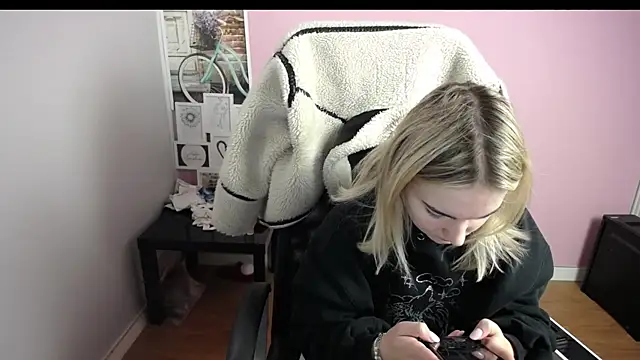 Snapshot of viktoria_lovely chatting on 12.18.25 viktoria lovely online show from 12.18.25