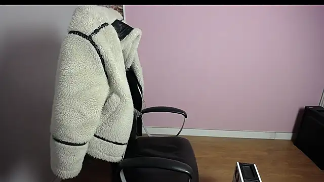 Snapshot of viktoria_lovely chatting on 12.22.25 viktoria lovely online show from 12.22.25