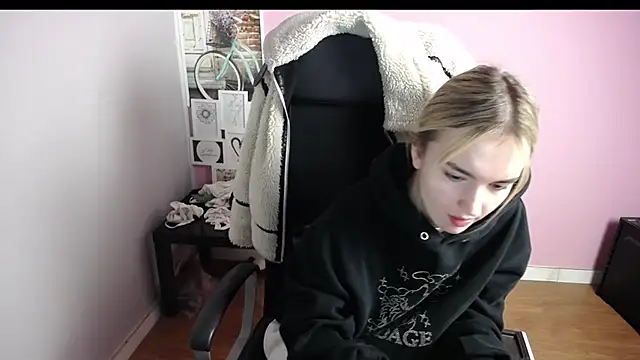 Snapshot of viktoria_lovely chatting on 12.23.25 viktoria lovely online show from 12.23.25