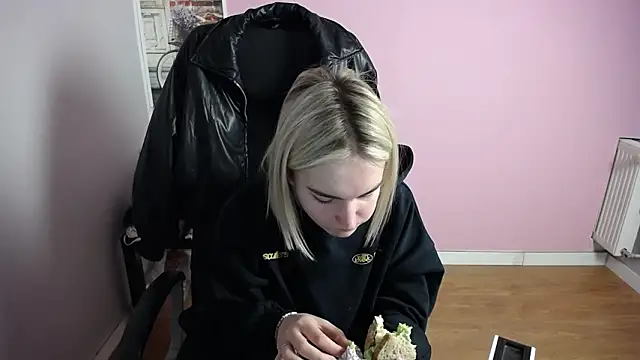 Snapshot of viktoria_lovely chatting on 02.17.26 viktoria lovely online show from 02.17.26