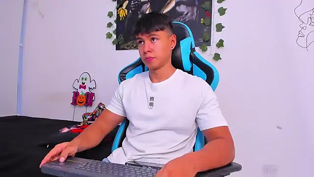 Snapshot of Bray_Kevin chatting on 12.25.24 Bray Kevin online show from 12.25.24