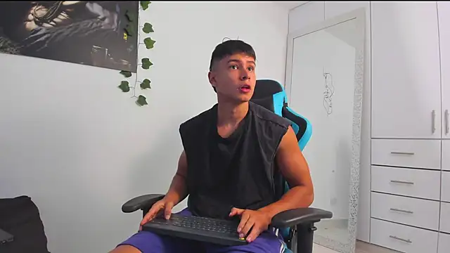 Snapshot of Bray_Kevin chatting on 02.22.25 Bray Kevin online show from 02.22.25