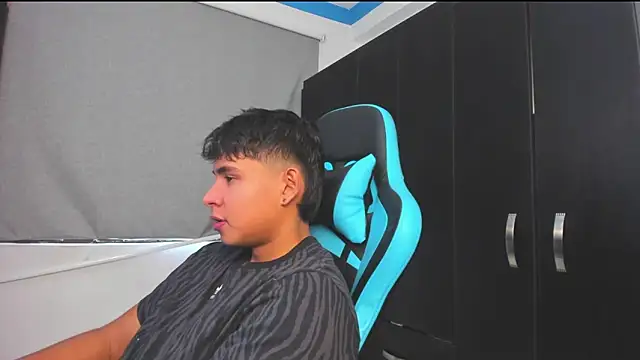 Snapshot of Bray_Kevin chatting on 10.30.25 Bray Kevin online show from 10.30.25