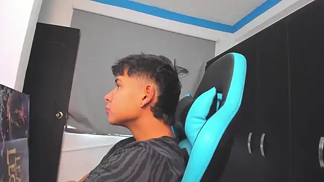 Snapshot of Bray_Kevin chatting on 10.31.25 Bray Kevin online show from 10.31.25