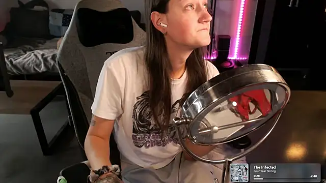 Snapshot of Clairedelilah chatting on 02.14.26 Clairedelilah online show from 02.14.26