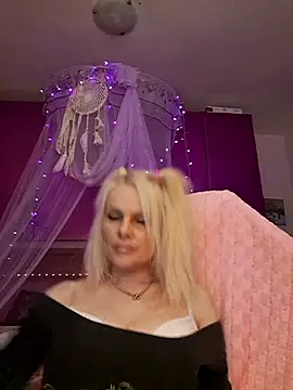 Snapshot of Angeldevilus chatting on 10.28.25 Angeldevilus online show from 10.28.25