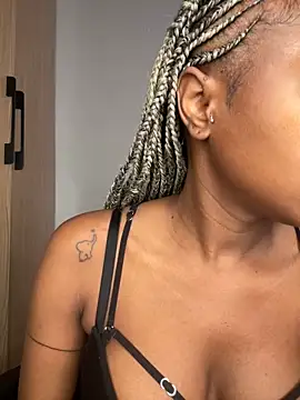 Snapshot of hot_daily chatting on 12.19.24 hot daily online show from 12.19.24