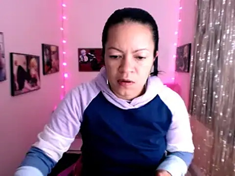 Snapshot of Cristal_w chatting on 01.08.25 Cristal w online show from 01.08.25