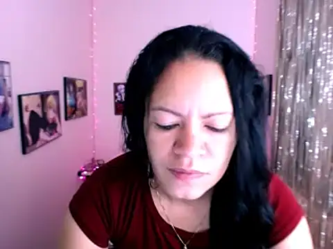 Snapshot of Cristal_w chatting on 01.11.25 Cristal w online show from 01.11.25