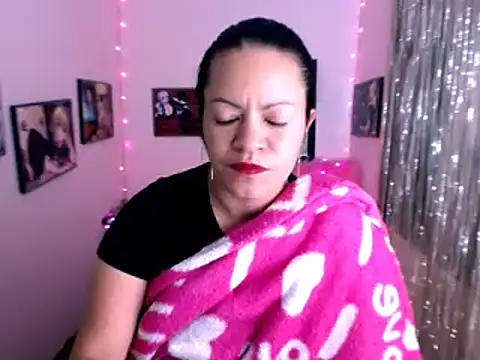 Snapshot of Cristal_w chatting on 01.13.25 Cristal w online show from 01.13.25