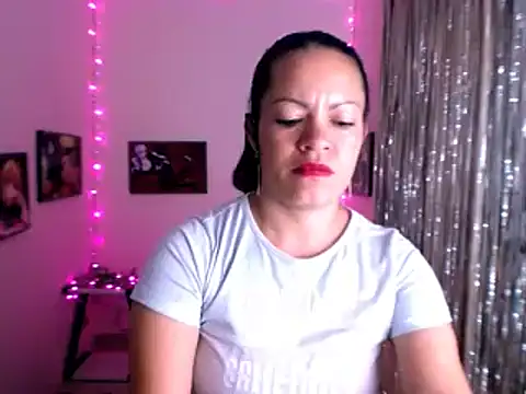 Snapshot of Cristal_w chatting on 01.31.25 Cristal w online show from 01.31.25