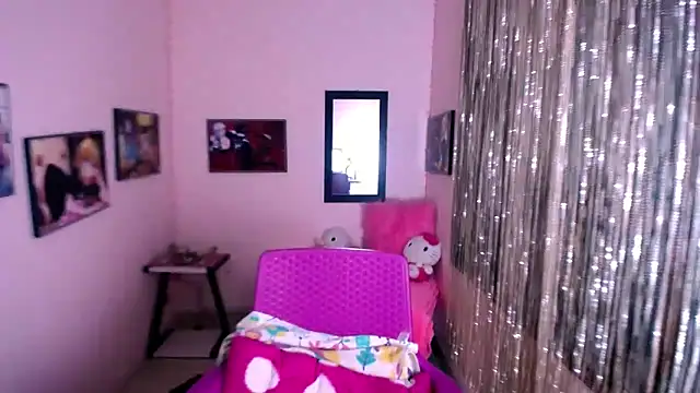 Snapshot of Cristal_w chatting on 02.04.25 Cristal w online show from 02.04.25