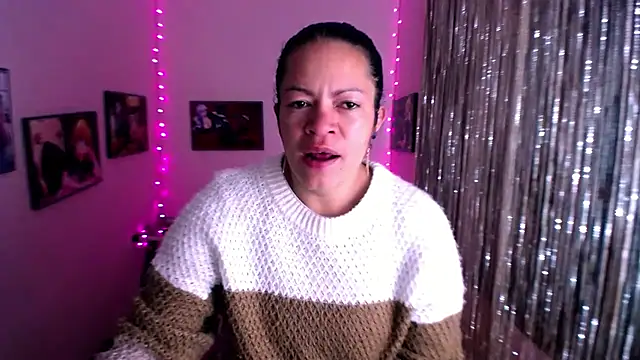 Snapshot of Cristal_w chatting on 02.05.25 Cristal w online show from 02.05.25