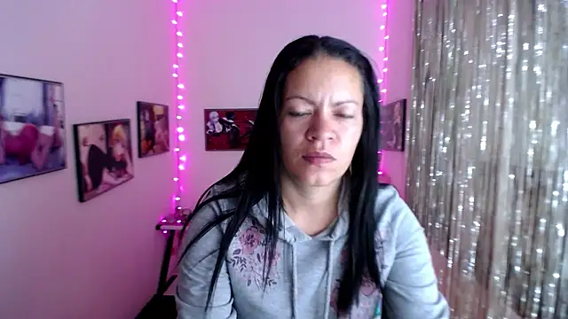 Snapshot of Cristal_w chatting on 02.09.25 Cristal w online show from 02.09.25