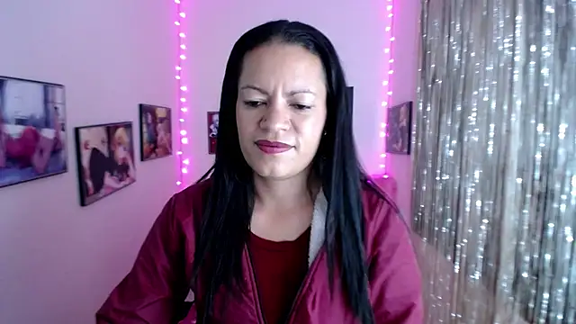 Snapshot of Cristal_w chatting on 02.10.25 Cristal w online show from 02.10.25