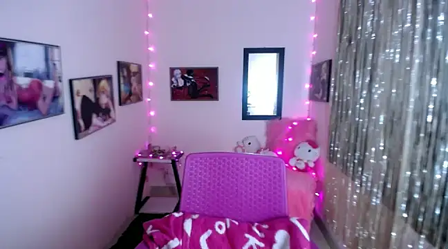 Snapshot of Cristal_w chatting on 02.13.25 Cristal w online show from 02.13.25