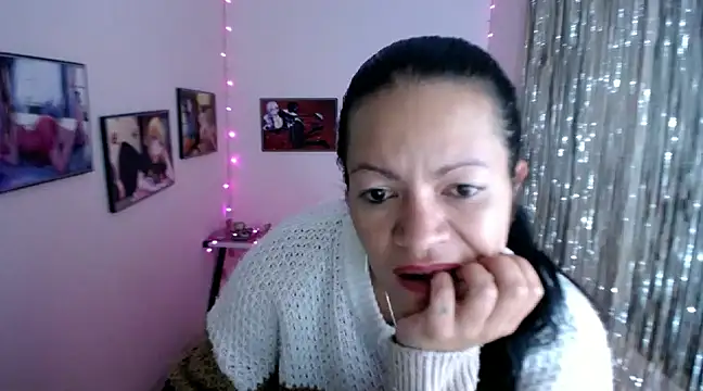 Snapshot of Cristal_w chatting on 02.18.25 Cristal w online show from 02.18.25