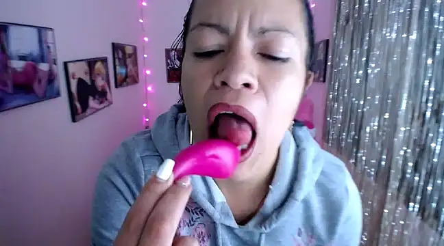 Snapshot of Cristal_w chatting on 02.19.25 Cristal w online show from 02.19.25