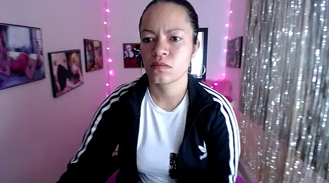 Snapshot of Cristal_w chatting on 02.23.25 Cristal w online show from 02.23.25