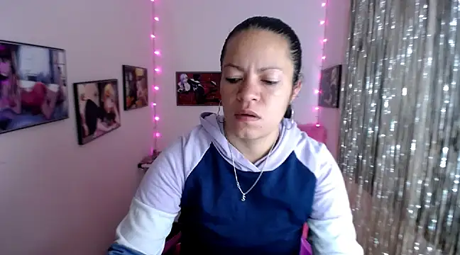 Snapshot of Cristal_w chatting on 02.25.25 Cristal w online show from 02.25.25