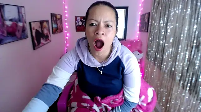 Snapshot of Cristal_w chatting on 02.25.25 Cristal w online show from 02.25.25