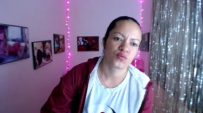 Snapshot of Cristal_w chatting on 02.26.25 Cristal w online show from 02.26.25