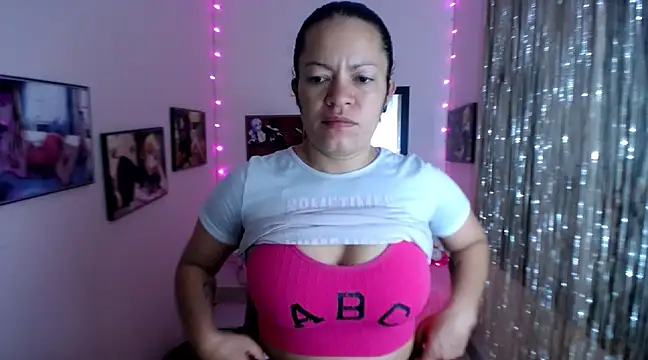 Snapshot of Cristal_w chatting on 02.27.25 Cristal w online show from 02.27.25