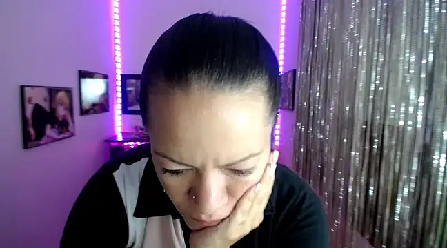 Snapshot of Cristal_w chatting on 03.05.25 Cristal w online show from 03.05.25