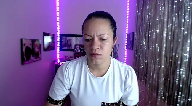 Snapshot of Cristal_w chatting on 03.08.25 Cristal w online show from 03.08.25