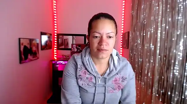 Snapshot of Cristal_w chatting on 03.11.25 Cristal w online show from 03.11.25