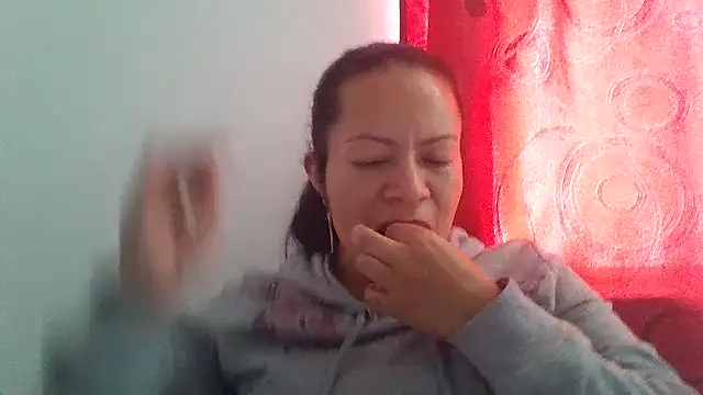 Snapshot of Cristal_w chatting on 03.11.25 Cristal w online show from 03.11.25