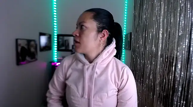 Snapshot of Cristal_w chatting on 03.14.25 Cristal w online show from 03.14.25