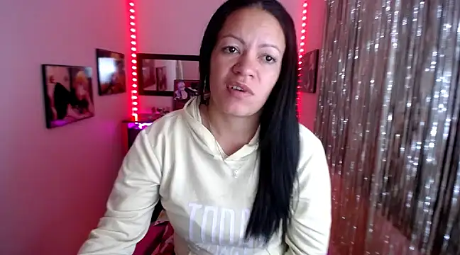 Snapshot of Cristal_w chatting on 03.17.25 Cristal w online show from 03.17.25