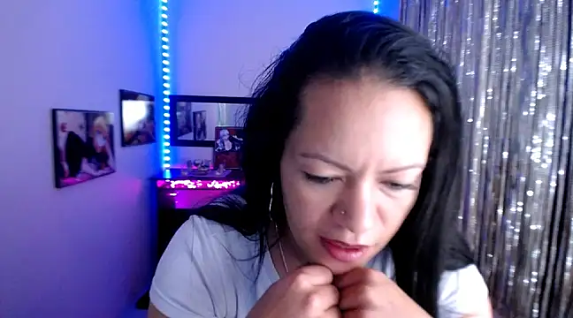 Snapshot of Cristal_w chatting on 03.18.25 Cristal w online show from 03.18.25