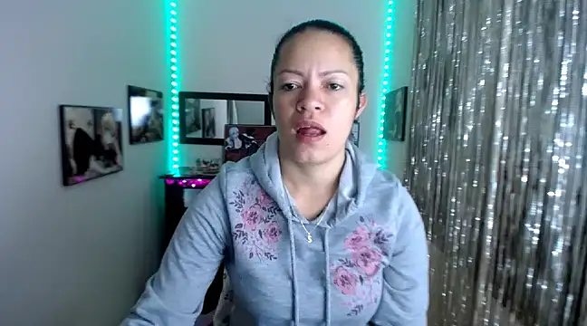 Snapshot of Cristal_w chatting on 03.20.25 Cristal w online show from 03.20.25