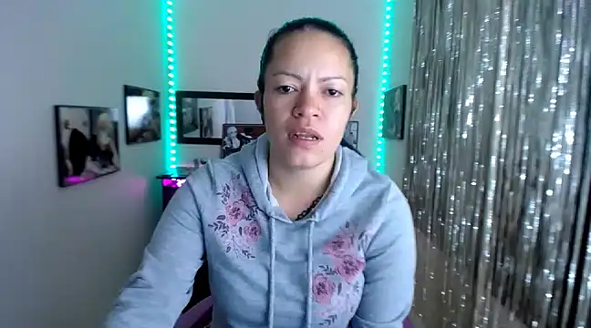 Snapshot of Cristal_w chatting on 03.20.25 Cristal w online show from 03.20.25