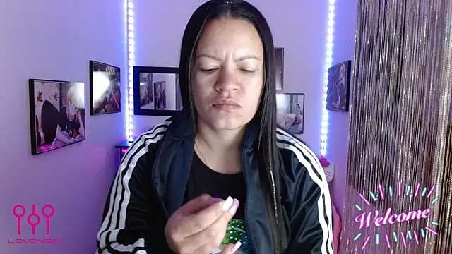 Snapshot of Cristal_w chatting on 09.10.25 Cristal w online show from 09.10.25