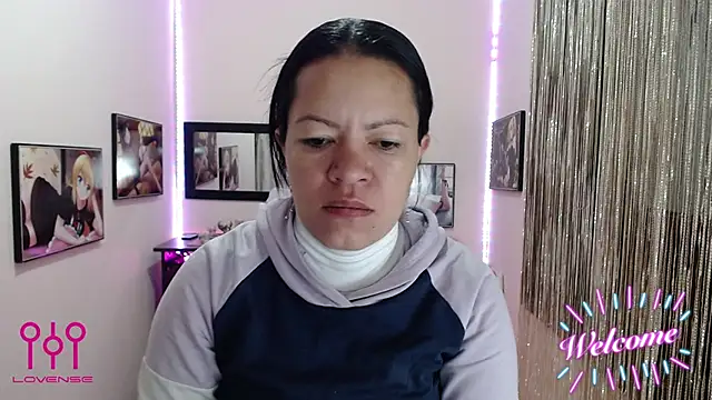 Snapshot of Cristal_w chatting on 09.26.25 Cristal w online show from 09.26.25