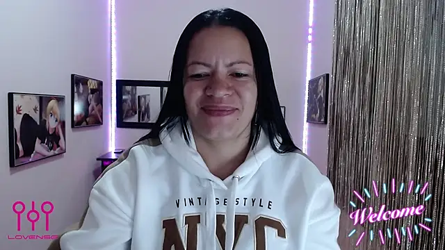 Snapshot of Cristal_w chatting on 09.30.25 Cristal w online show from 09.30.25