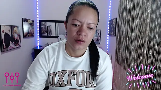 Snapshot of Cristal_w chatting on 10.10.25 Cristal w online show from 10.10.25