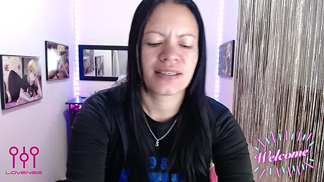 Snapshot of Cristal_w chatting on 10.14.25 Cristal w online show from 10.14.25