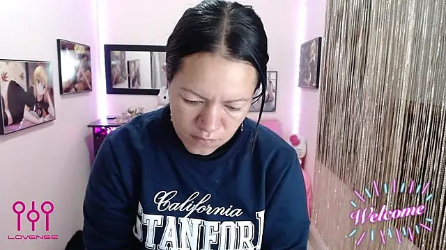 Snapshot of Cristal_w chatting on 10.16.25 Cristal w online show from 10.16.25