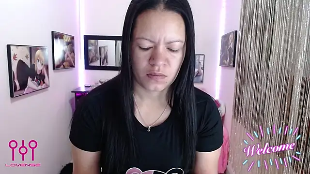 Snapshot of Cristal_w chatting on 10.19.25 Cristal w online show from 10.19.25