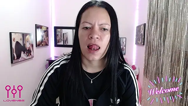 Snapshot of Cristal_w chatting on 10.27.25 Cristal w online show from 10.27.25