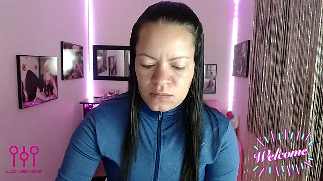 Snapshot of Cristal_w chatting on 10.28.25 Cristal w online show from 10.28.25