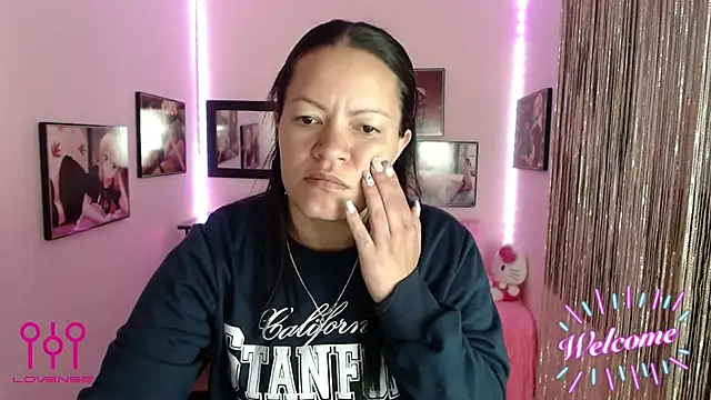 Snapshot of Cristal_w chatting on 10.29.25 Cristal w online show from 10.29.25