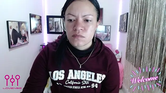 Snapshot of Cristal_w chatting on 10.31.25 Cristal w online show from 10.31.25